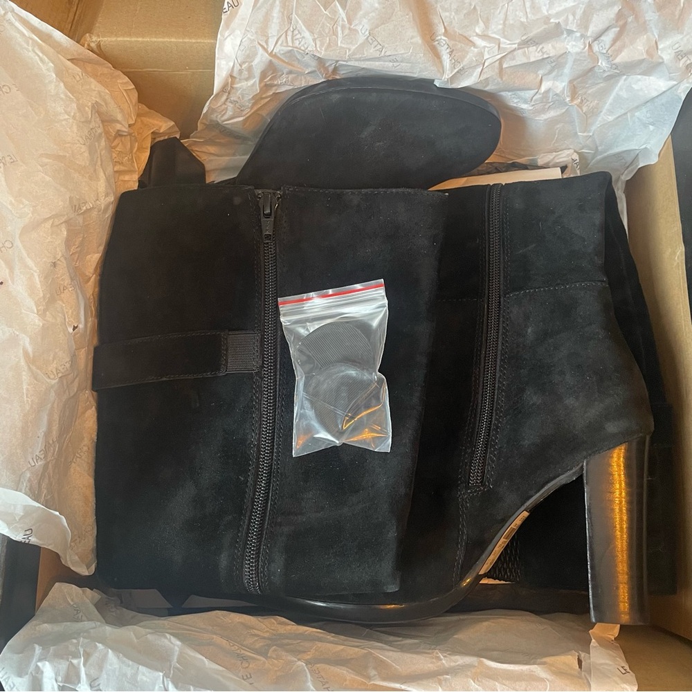 Le Chateau Elegant Black Suede Heeled Boots - Picture 12 of 16